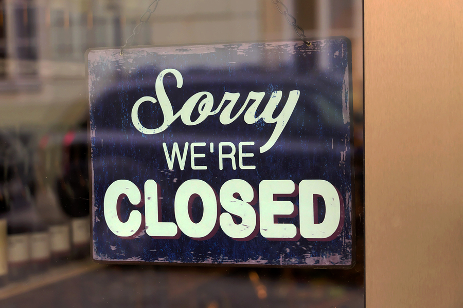 A store sign saying the establishment is closed